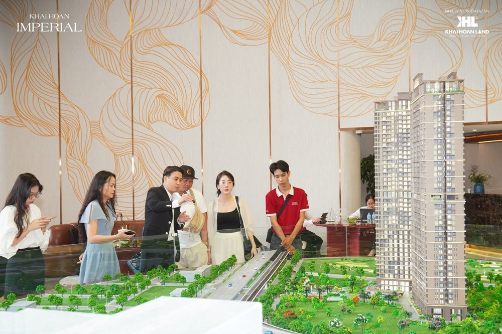 Khu vực Sales Gallery hiện đại mở cửa đón tiếp khách hàng tìm hiểu tiến độ dự án