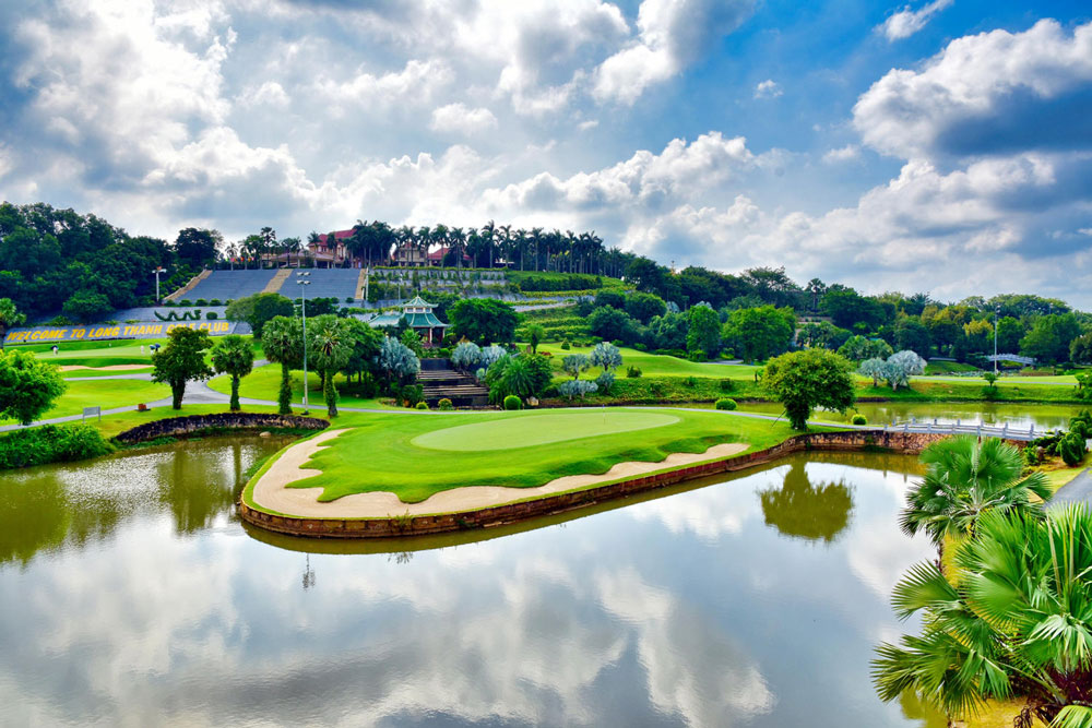 Sân golf lâu đời với thảm thực vật phong phú mang lại bầu không khí trong lành cho toàn khu vực